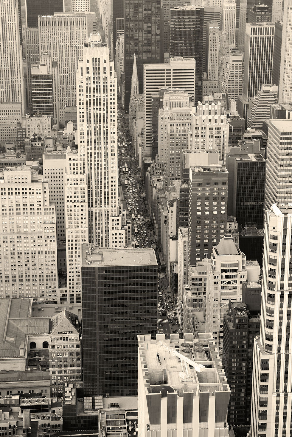 Vista aérea de rascacielos en una avenida urbana, en tonos sepia, con tráfico denso y aire de gran ciudad.