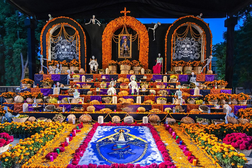 Altar de Día de Muertos con calaveras, cempasúchil, velas y ofrendas de comida sobre fondo negro.