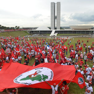 Na terra e pela terra: o MST e as eleições no Brasil