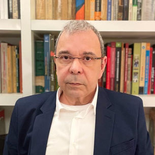 A biblioteca de... Carlos Fico