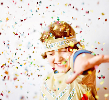 Enfant célébrant des confettis