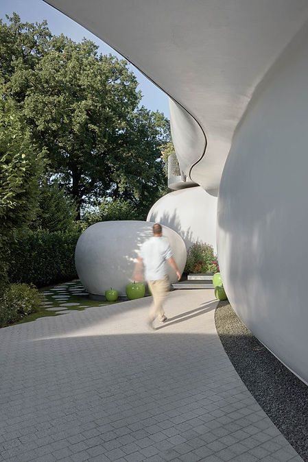 Architeken Lechner & Lechner (Architektin Chrisitine Lechner / Architekt Horst Lechner) :Der Landschaftsfänger, auch Baba Haus genannt, ist eine freigeformte Wohnskulptur in der Stadt Salzburg. Das runde Haus in Salzburg ist mit in einer Holzhypridkonstruktion errichtet. Die Wohnskulptur ist vom Salzburger Architekturbüro Lechner & Lechner unter der Projektleitung von Christine Lechner geplannt worden. Es gilt als Beispiel für Blob Architektur in Salzburg.