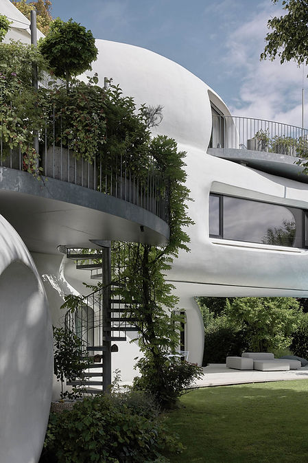 Architeken Lechner & Lechner (Architektin Chrisitine Lechner / Architekt Horst Lechner) Der Landschaftsfänger, auch Baba Haus genannt, ist eine freigeformte Wohnskulptur in der Stadt Salzburg. Das runde Haus in Salzburg ist mit in einer Holzhypridkonstruktion errichtet. Die Wohnskulptur ist vom Salzburger Architekturbüro Lechner & Lechner unter der Projektleitung von Christine Lechner geplannt worden. Es gilt als Beispiel für Blob Architektur in Salzburg. Holz-Blob - Blobarchitektur aus Holz