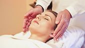 Séance de Reiki : soin énergétique pour rééquilibrer les énergies, apaiser le stress et favoriser le bien-être intérieur.