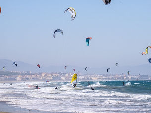 Kitesurfs dans la baie d'Essaouira