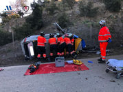 Bomberos excarcelan a una persona atrapada tras un accidente en Vélez-Málaga