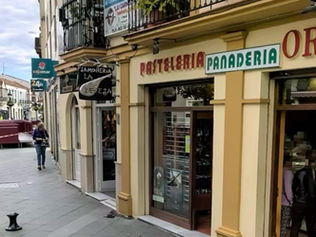 Robo violento en una panadería de la plaza de las Carmelitas de Vélez-Málaga a plena luz del día