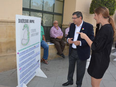 El alcalde abre la muestra 'Es Natural' en la plaza de Las Carmelitas con motivo del Día con