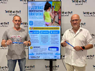 Vélez-Málaga amplía el equipamiento de seguridad en playas con pulseras identificativas para los más pequeños