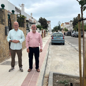 Avanzan las mejoras en el acerado de diferentes calles de El Tomillar de Torre del Mar