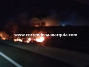 Incendio en la entrada a Vélez-Málaga desde la autovía