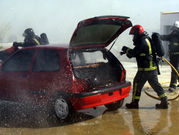 Encuentran el cuerpo sin vida de un hombre en el interior de un coche ardiendo