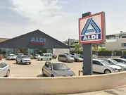 Atracan a punta de cuchillo el supermercado Aldi de La Caleta de Vélez