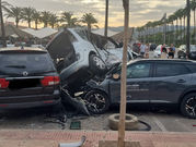 Un vehículo se empotra contra otros dos en el centro comercial de Vélez-Málaga
