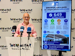 Atencia destaca las cerca de 650 actuaciones realizadas por las brigadas de EMVIPSA este verano en los colegios de Vélez-Málaga   