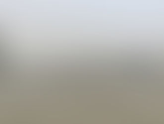 Una intensa niebla con bajos niveles de calima se adentra desde la costa de la Axarquía