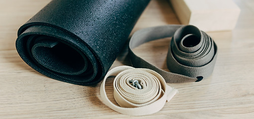 Accessoires de yoga sur le sol