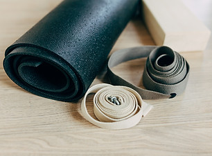Yogamatte und Riemen