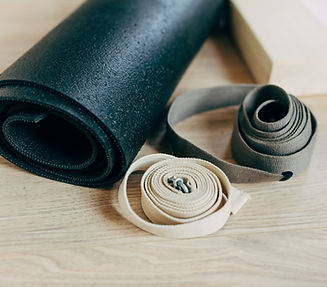 Accessoires de yoga sur le sol