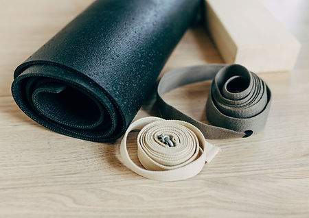 Yoga-Zubehör auf dem Boden