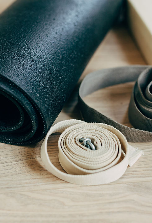 Yogamatte und Riemen