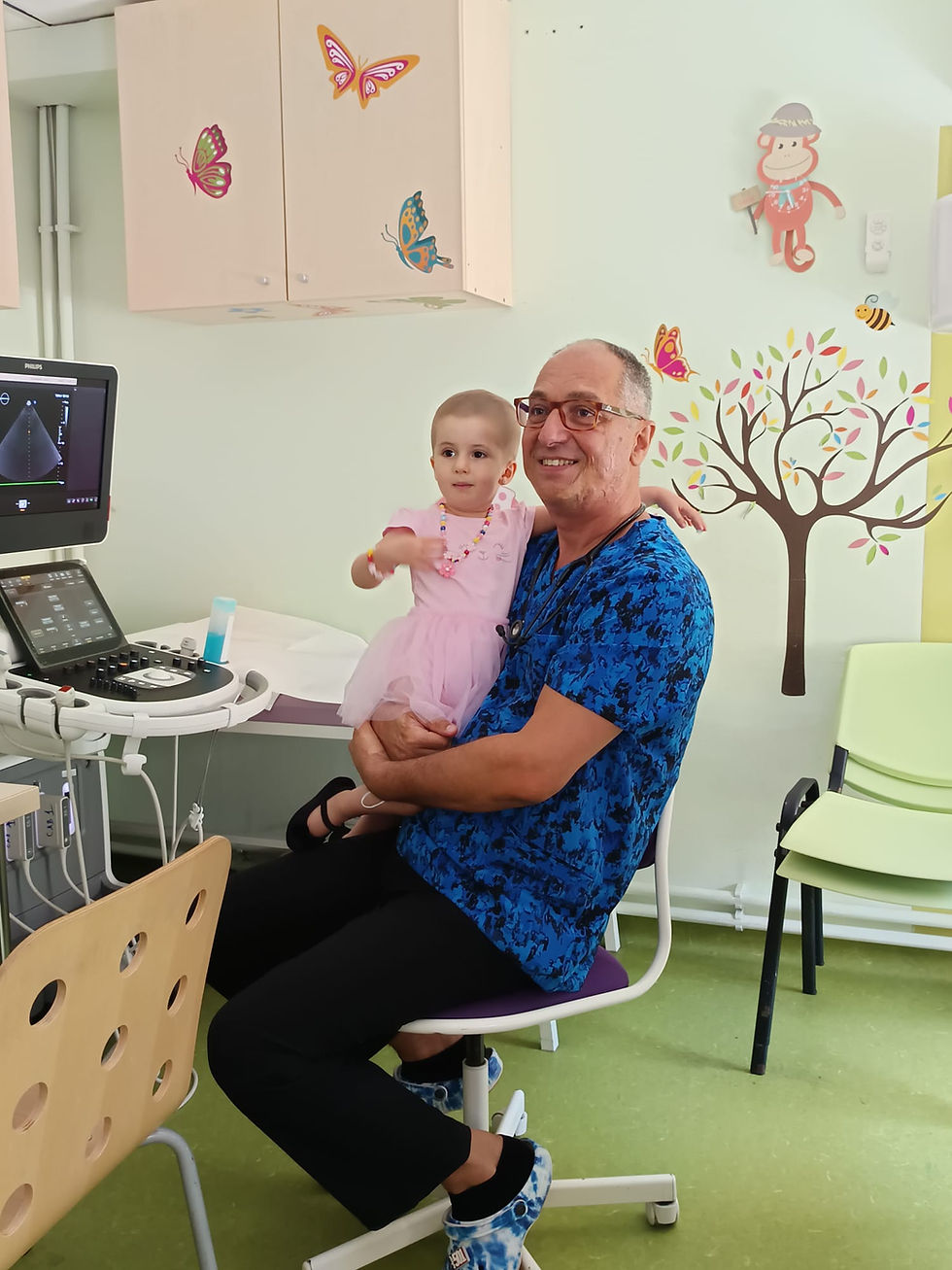 Dr.Alin Nicolescu alǎturi de un pacient