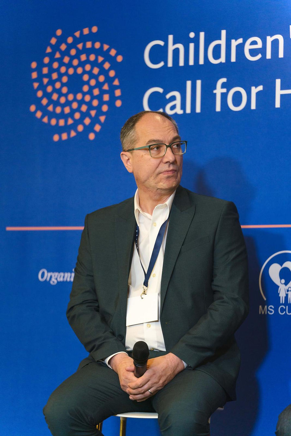 Dr. Alin Nicolescu la o conferințǎ medicalǎ