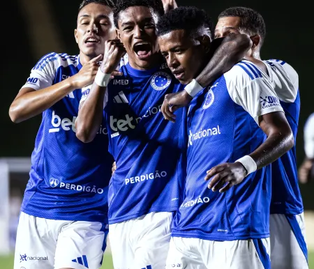 Jovens assumem protagonismo, e Cruzeiro bate a Tombense na primeira vitória com Tite.