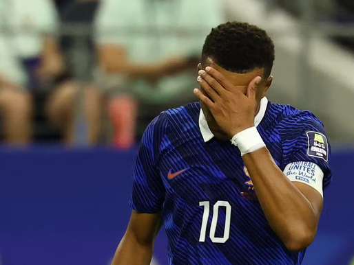 Mbappé passa em branco, acumula erros e simboliza a eliminação da França com atuação apagada.