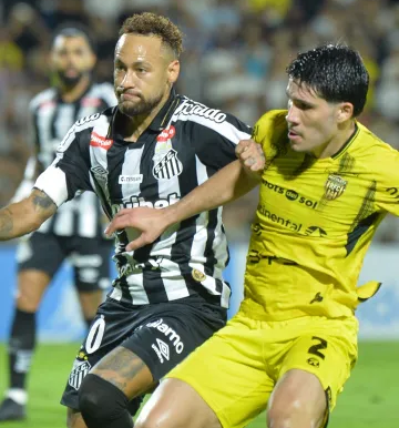 Neymar faz gol, celebra com Robinho Jr., mas Santos vacila na Sul-Americana.