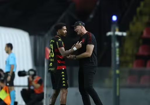 Perotti se destaca como o melhor em campo, enquanto Dal Pozzo recebe a pior avaliação após derrota para o Cuiabá.