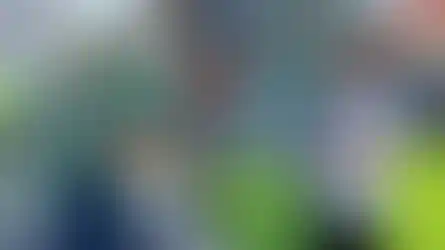 Julien führt einen Zaubertrick mit einem Bilderrahmen vor einem männlichen Zuschauer vor