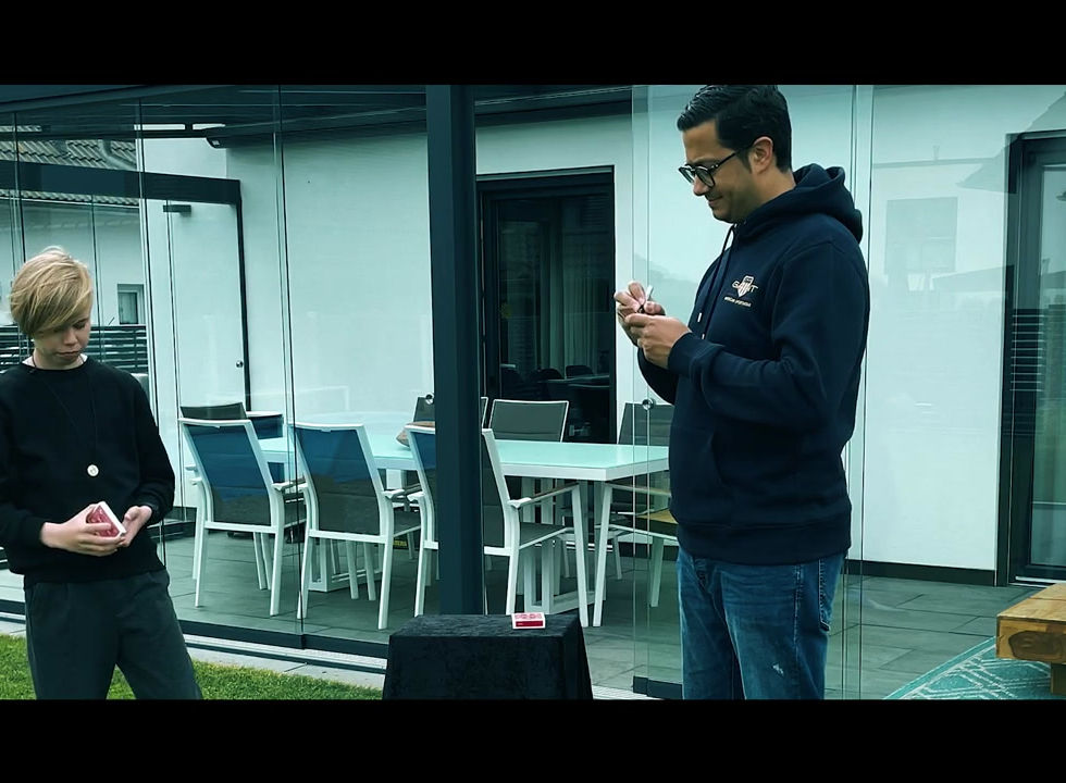 Jamie führt den Zaubertrick Teleportation einem Zuschauer vor