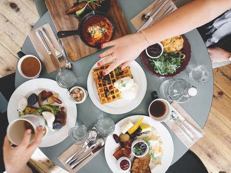 How to help children eat the right amount of food?