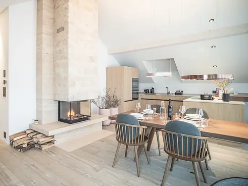 Hotel-Posta-Veglia-Laax-Residence-Kueche-Cheminee-Essbereich-69.webp