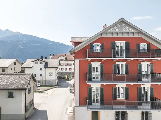 Hotel-Posta-Veglia-Laax-Residence-Strassenansicht-Fassade-Balkone-11.webp