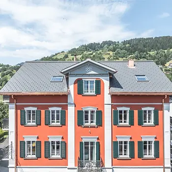 Hotel-Posta-Veglia-Laax-Residence-Luftaufnahme-Fassade-Dorfpanorama