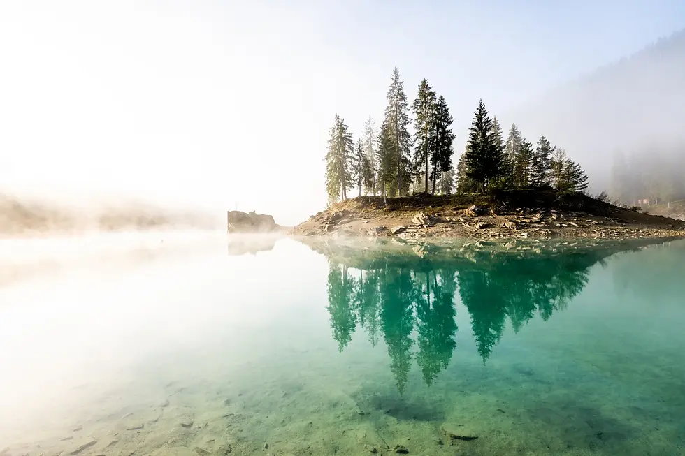 Posta-Veglia-Flims_Laax_Aktivitaeten_Caumasee-Uferweg-Nebelstimmung-Morgenlicht-PhilippRug