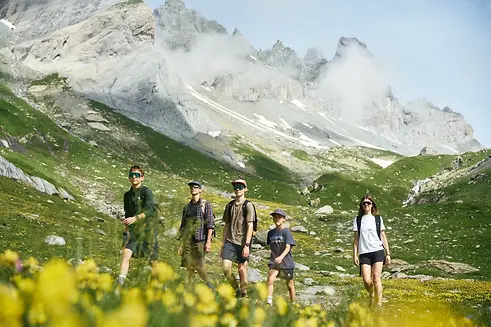 Posta-Veglia-Flims_Laax_Aktivitaeten_Wandern-Segnesboden-UNESCO-Sardona-Gruppentour.webp