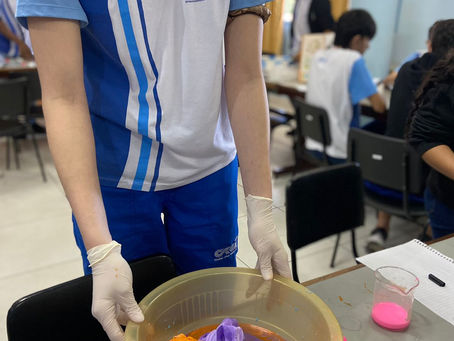 Aula de química - Aprendendo sobre soluções utilizando a técnica Tie Dye.