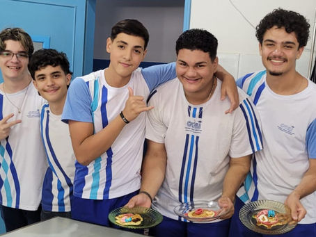 Aula de Laboratório de Biologia com os alunos da 1ª série do Ensino Médio.