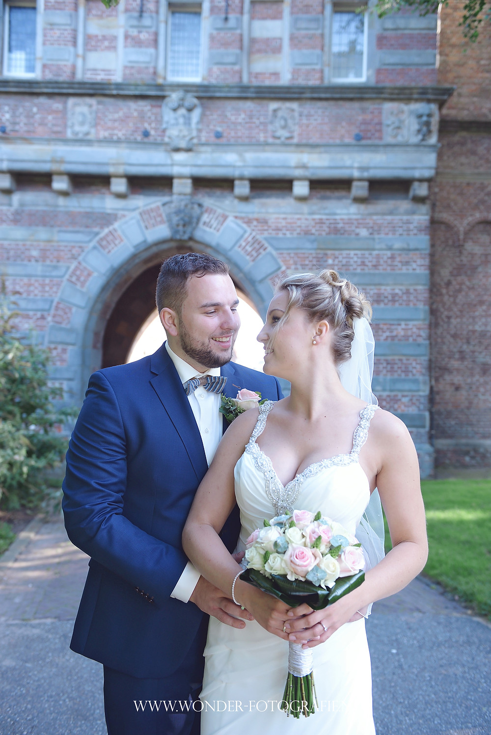 trouwen bruiloft kampen elburg trouwfotograaf trouwfoto bruidsfotograaf blauw trouwpak trouwjurk schouderbandjes