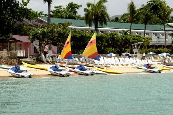 Shaw Park Beach Hotel & Suites