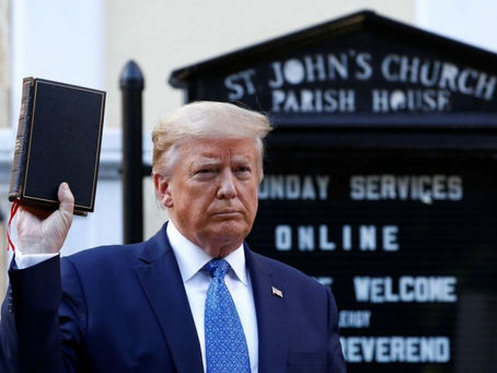 La Biblia de Trump no es la de Francisco