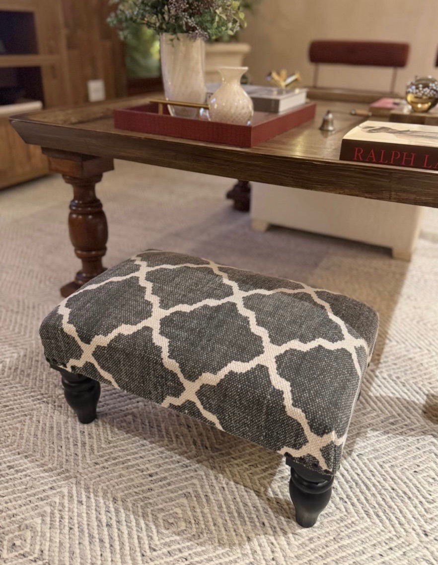 Miniatura: Banqueta em tapeçaria com pés torneados cinza