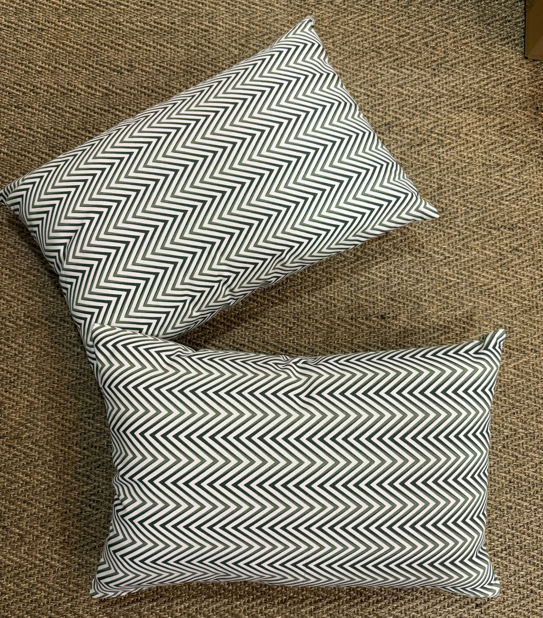 ALMOFADA DE RIM CHEVRON VERDE
