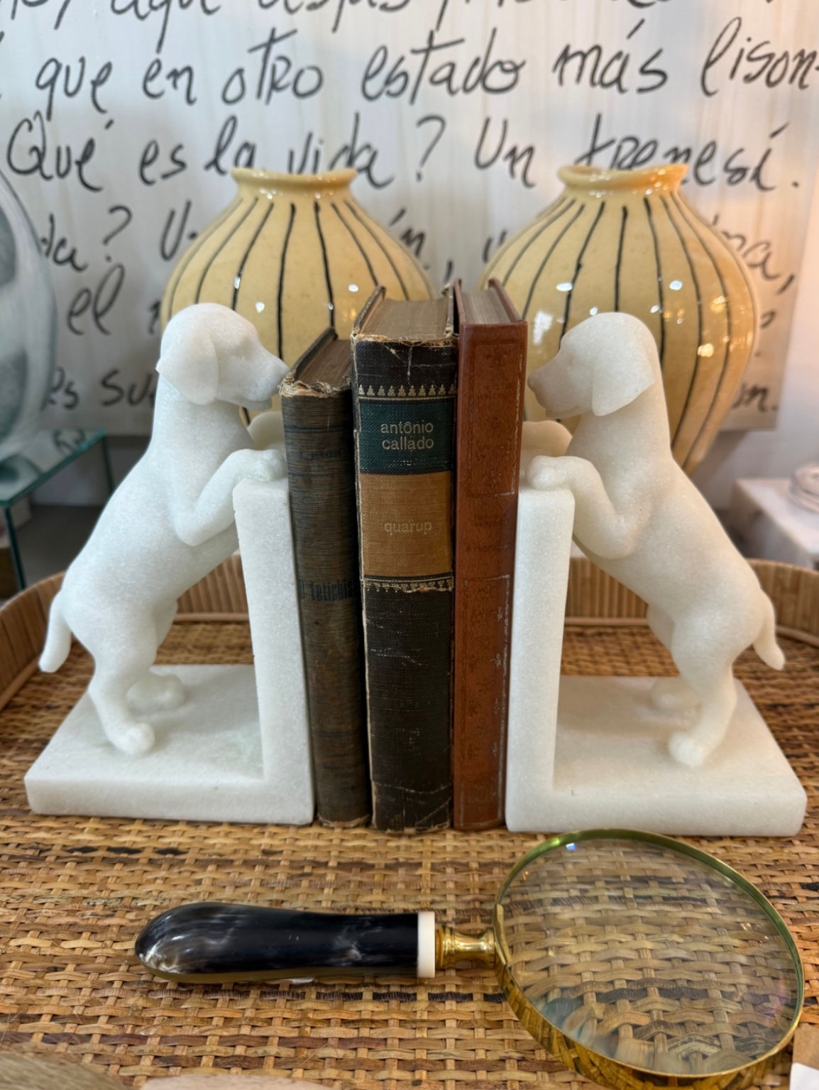 Aparador de Livros Cachorro em mármore