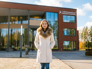 EuropeUni Avrupa eğitim danışmanı İrem Uysal, Finlandiya'daki LAB Uygulamalı Bilimler Üniversitesi ana kampüs binası önünde.