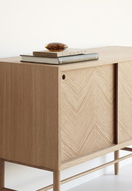 Commode avec portes coulissantes — détail 3