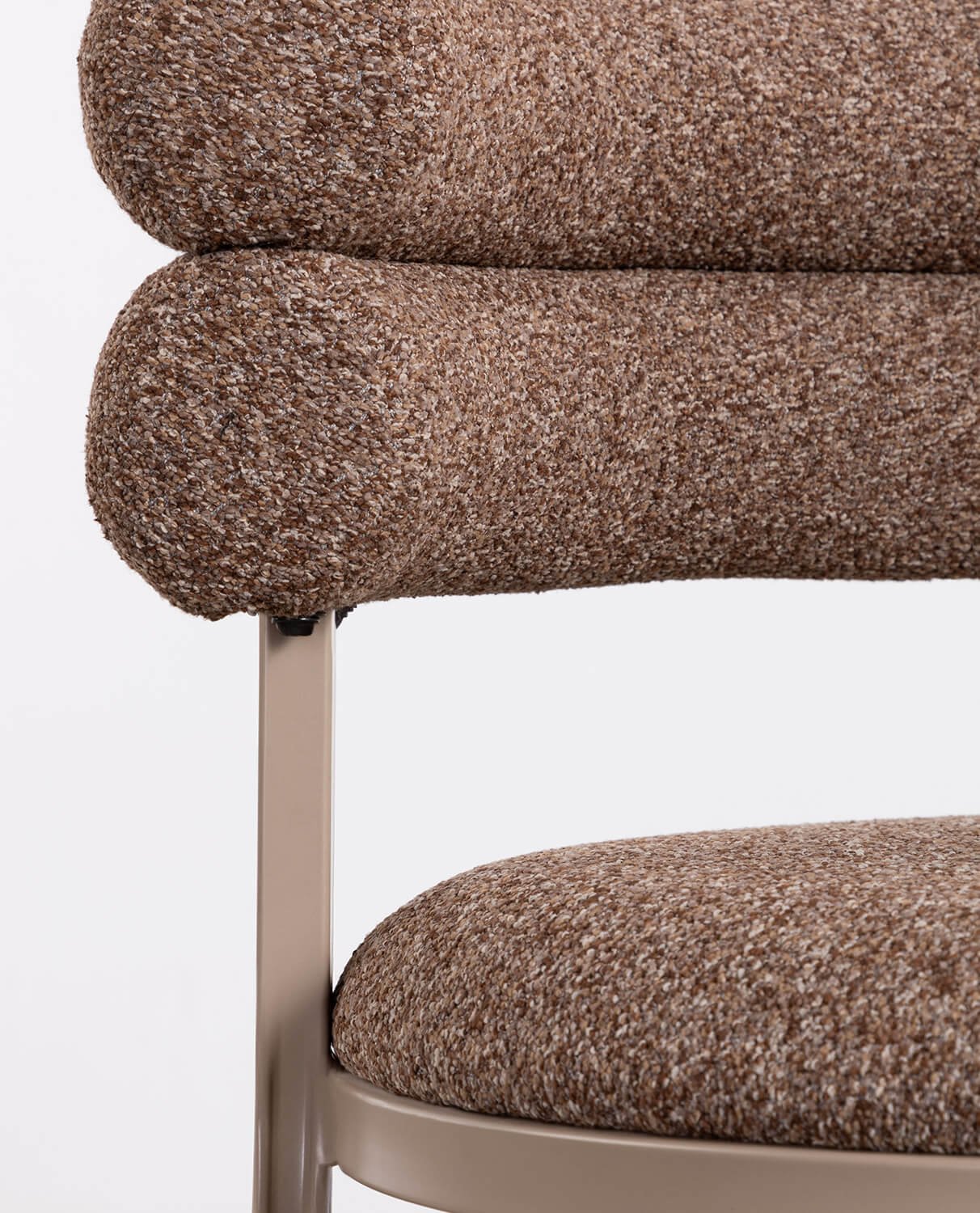 Chaise de salle à manger arrondie en métal et tissu brun foncé — détail 6